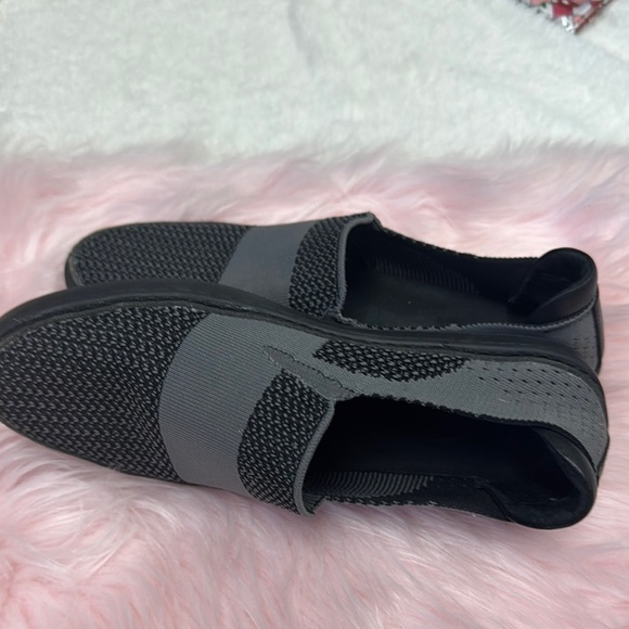 UGG Black and Gray Sneakers with Breathable Mesh Design - Picture 3 of 5